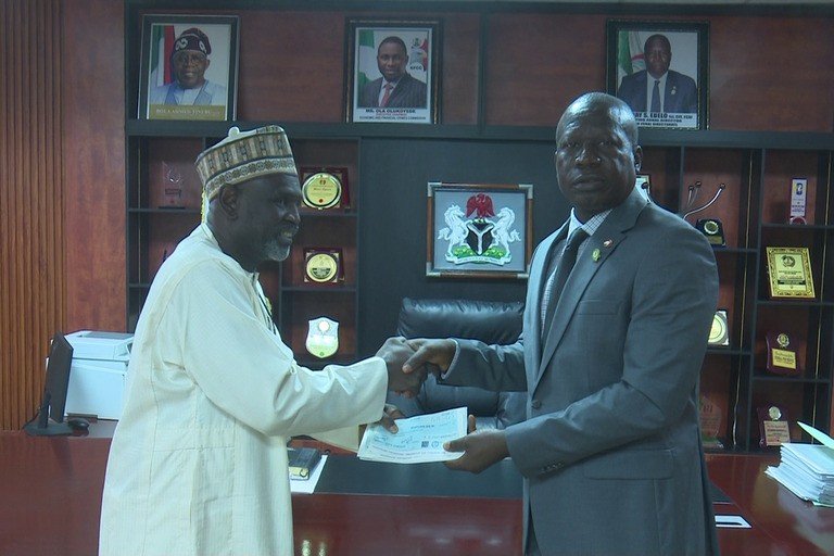 EFCC returns N387m recovered funds to Jigawa State EFCC officials hand over recovered N387 million cheque to Jigawa State representative in Kano