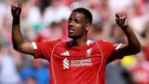 Isak scores as Liverpool beat Crystal Palace to boost Champions League hopes