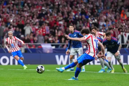 Julian Alvarez scores penalty as Atletico Madrid draw 1-1 with Arsenal in Champions League semi-final first leg