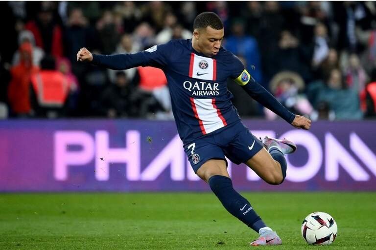 Kylian Mbappé is one of the best strikers in the world right now with an explosive striker with speed and agility