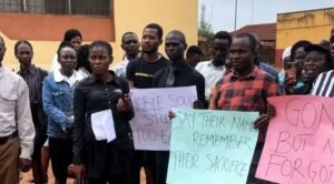 Oyo teachers protest colleagues’ abduction, killing Teachers carrying placards during a peaceful protest in Ogbomoso over the kidnapping of teachers and students in Oyo State.