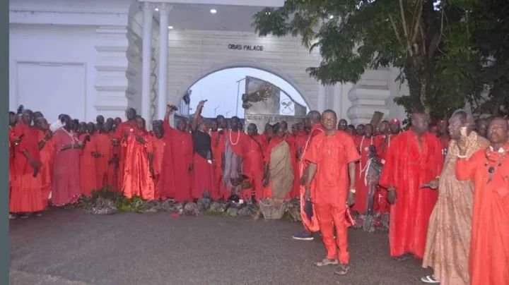Benin traditionalists lay curses on criminals, fortify Edo against insecurity Benin traditional priests and priestesses perform spiritual rites at the Oba of Benin's Palace to combat insecurity in Edo State.