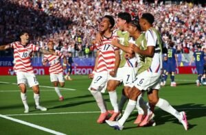 Ten-man US beat Bosnia 2-0 to reach round of 16 Malik Tillman of the US celebrates scoring their second goal with teammates