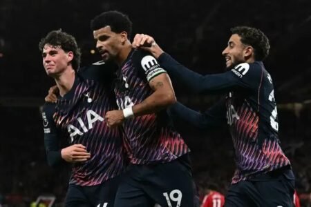 Dominic Solanke celebrates Tottenham's late equaliser against Manchester United